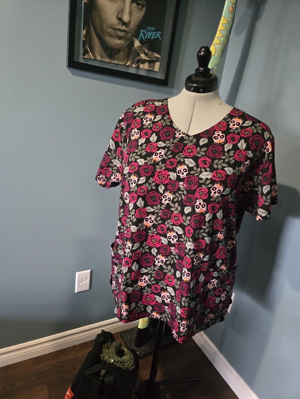 Women's Black & Pink Floral Skull Short-Sleeve Scrub Top